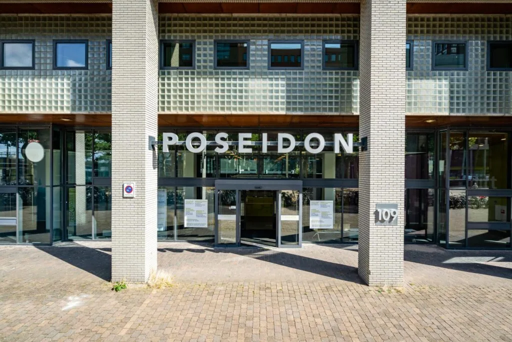 Ingang van het gebouw Poseidon aan het Johanna Westerdijkplein 109 in Den Haag.